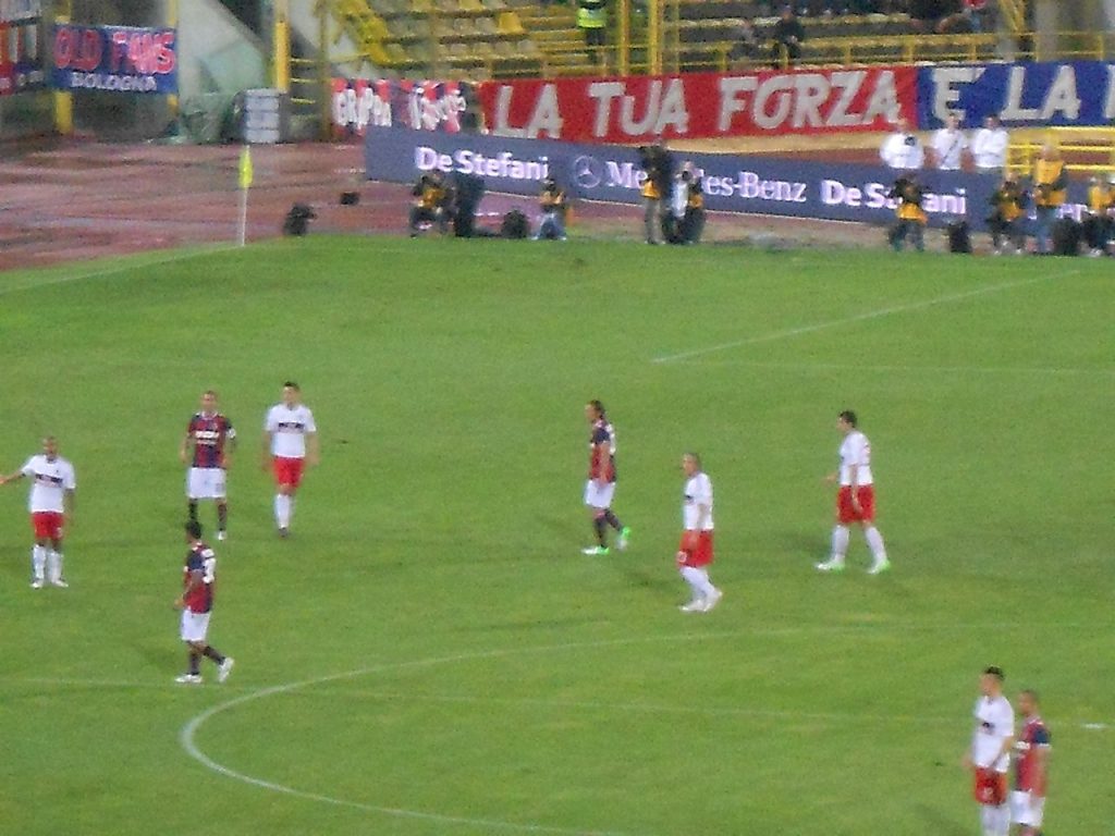 Các cầu thủ Bologna FC 1909 thi đấu trên sân