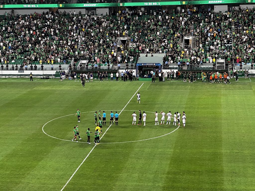Beijing Guoan and Shanghai Shenhua players lining up 19 August 2023, hình minh họa Chinese FA Cup