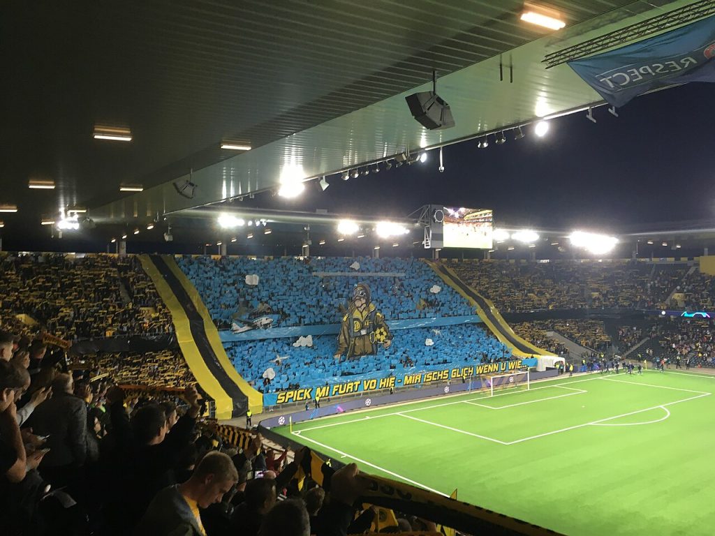 Các cầu thủ Red Star Belgrade thi đấu trên sân