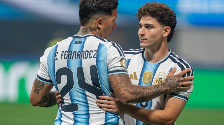 Enzo Fernandez trao đổi với Julian Alvarez trong trận đấu World Cup 2026