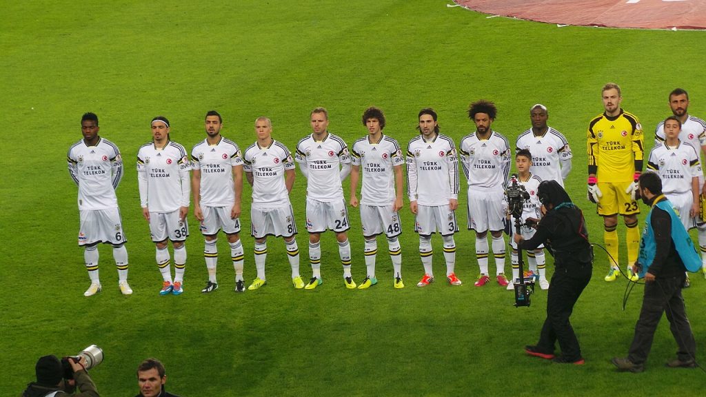 Các cầu thủ Fenerbahçe thi đấu trên sân