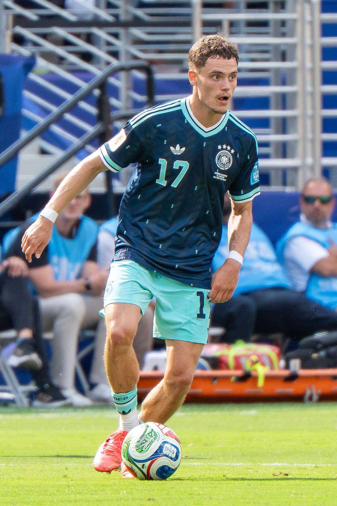 Florian Wirtz trong màu áo đội tuyển Đức Florian Wirtz trong màu áo đội tuyển Đức