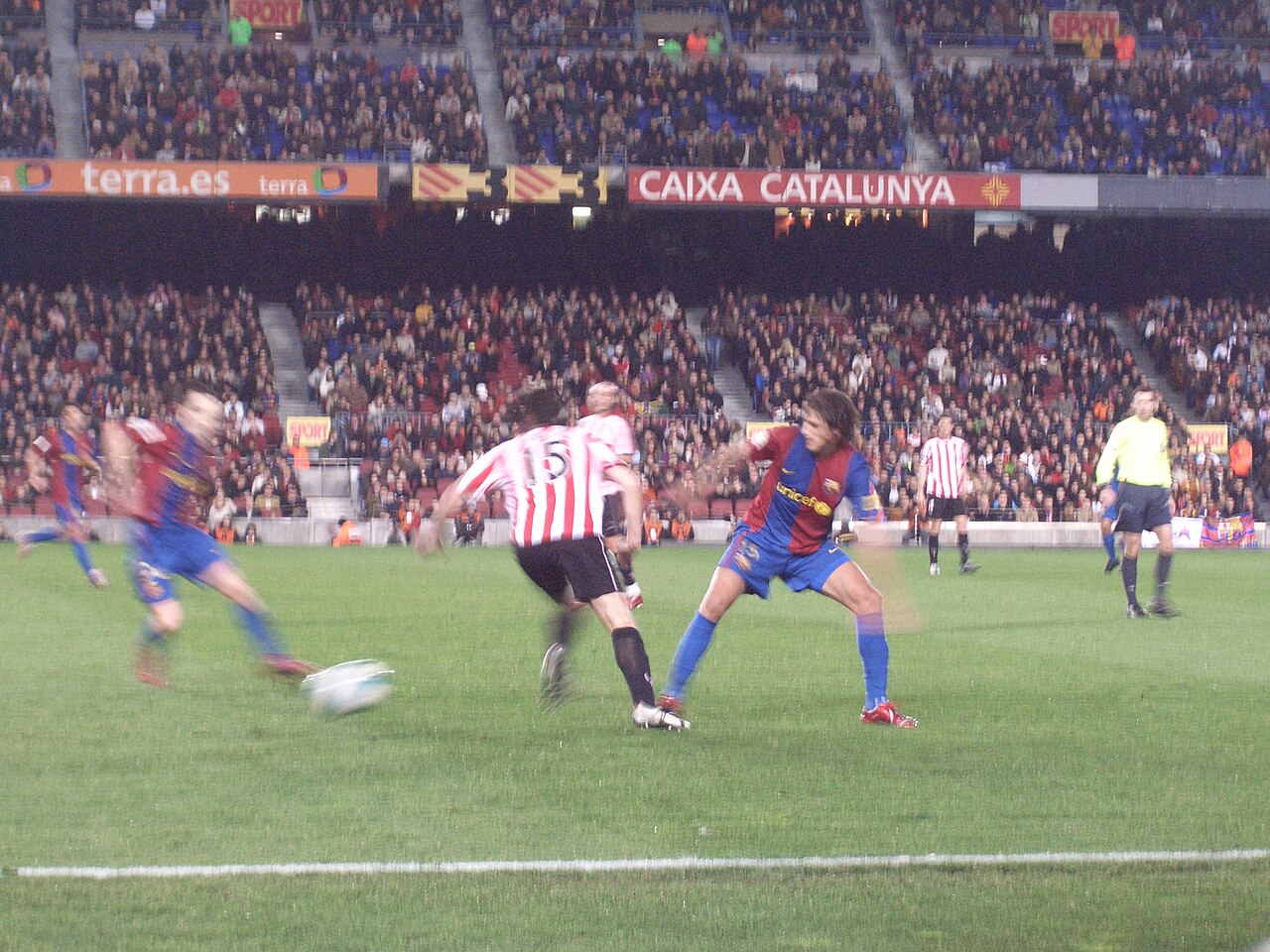 Các cầu thủ Athletic Club Bilbao thi đấu trên sân