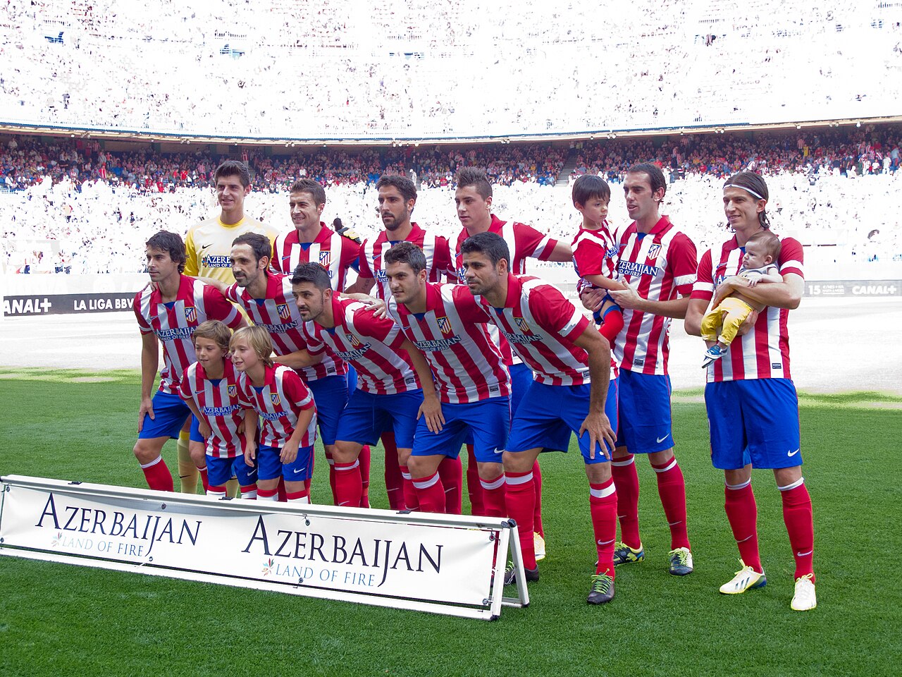 Cầu thủ Atlético Madrid thi đấu trong màu áo sọc đỏ trắng