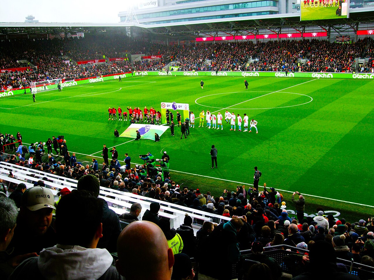 Các cầu thủ Brentford thi đấu trên sân