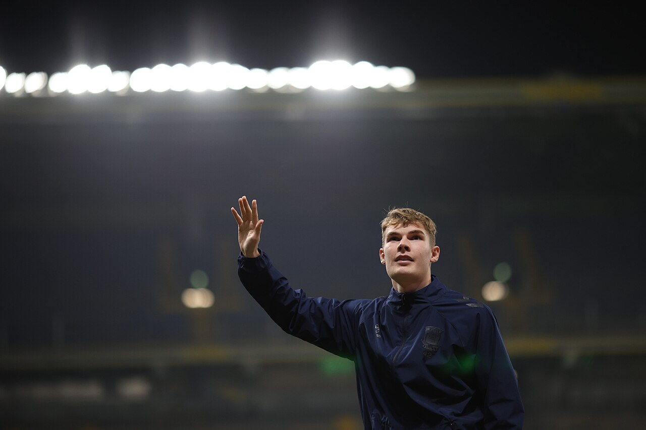 Các cầu thủ Brøndby IF thi đấu trên sân