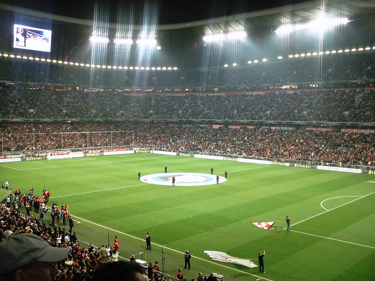 Các cầu thủ tranh tài trong khuôn khổ DFB-Pokal