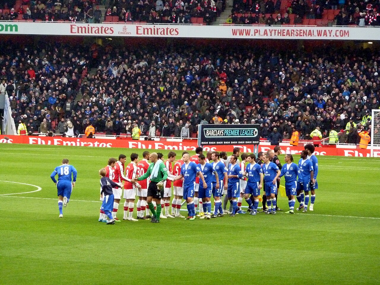 Các cầu thủ Everton thi đấu trên sân