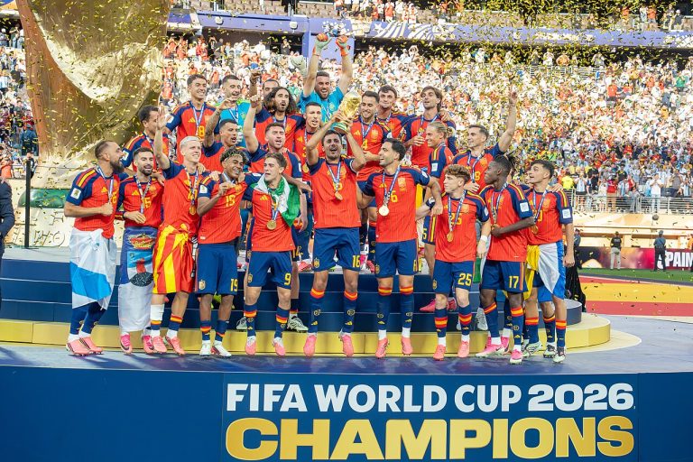 Ferran Torres World Cup 2026 cùng đội tuyển Tây Ban Nha nâng cúp