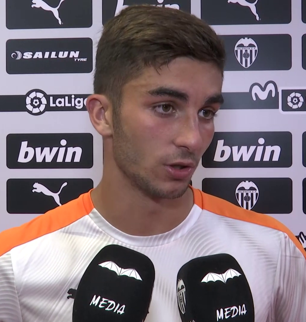 Ferran Torres trả lời phỏng vấn khi còn thi đấu cho Valencia