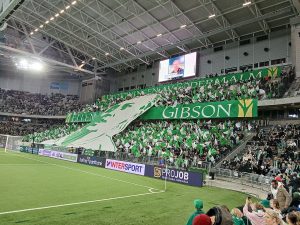 Cầu thủ Hammarby IF thi đấu trong trận gặp Barcelona