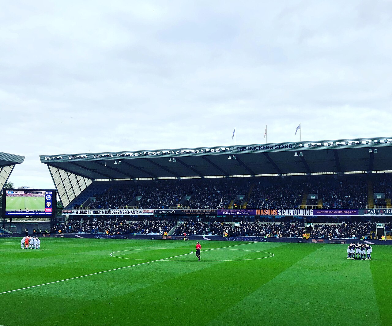 Các cầu thủ Leeds United thi đấu trên sân