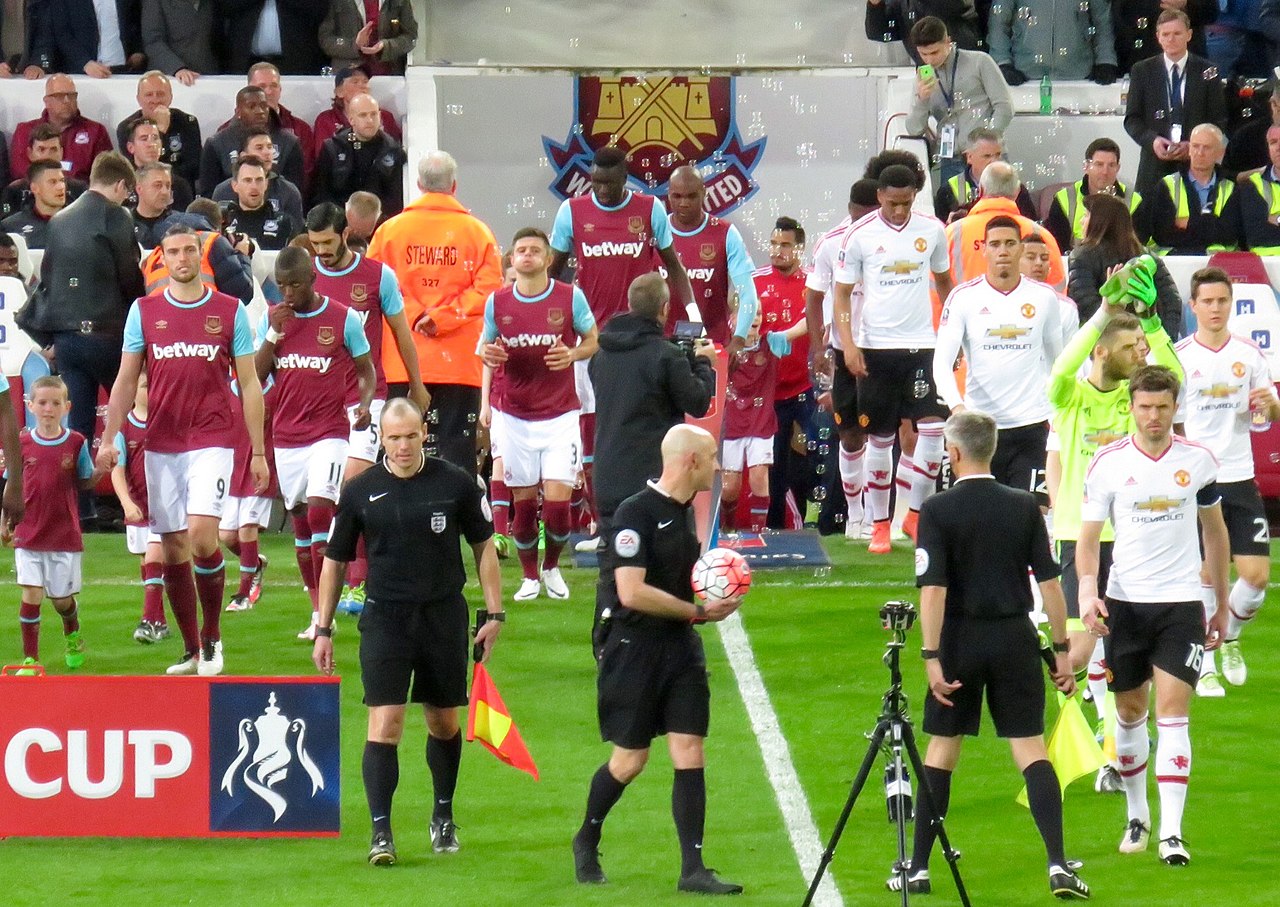 Các cầu thủ Manchester United thi đấu trong màu áo đỏ