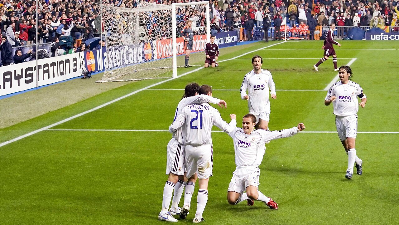Các cầu thủ Real Madrid thi đấu trong màu áo trắng truyền thống