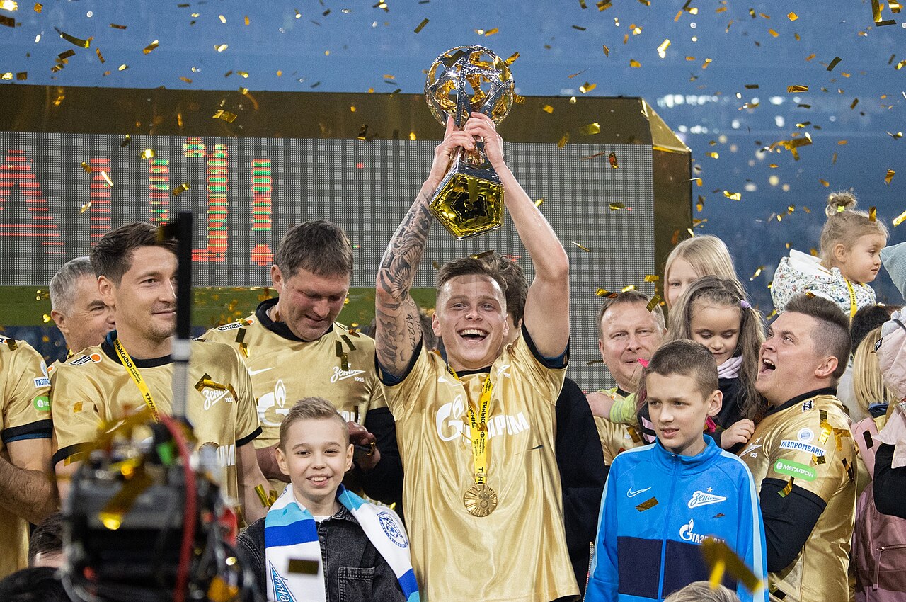 Cầu thủ Zenit nâng cúp vô địch Russian Premier League mùa 2020/21