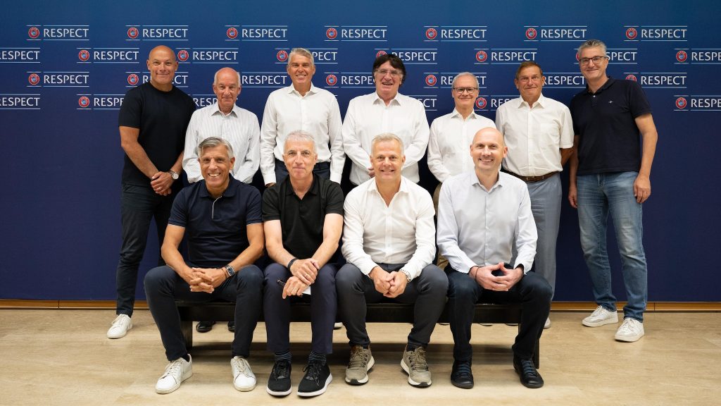 Các phụ trách trọng tài của UEFA thảo luận cách áp dụng VAR mùa 2026 27
