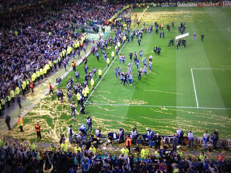 Các cầu thủ Porto nâng cúp UEFA Europa League