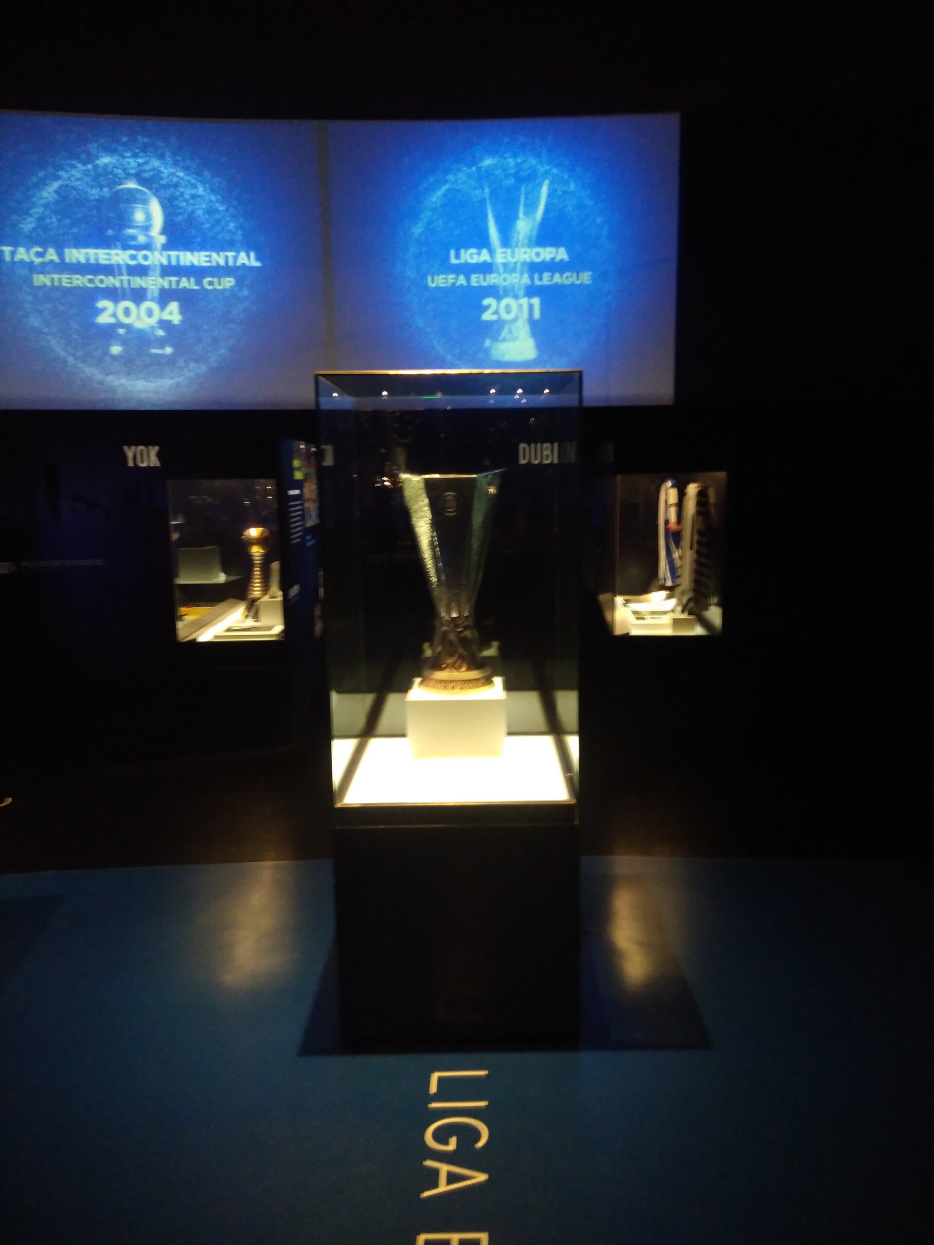 Chiếc cúp UEFA Europa League trưng bày tại bảo tàng Porto
