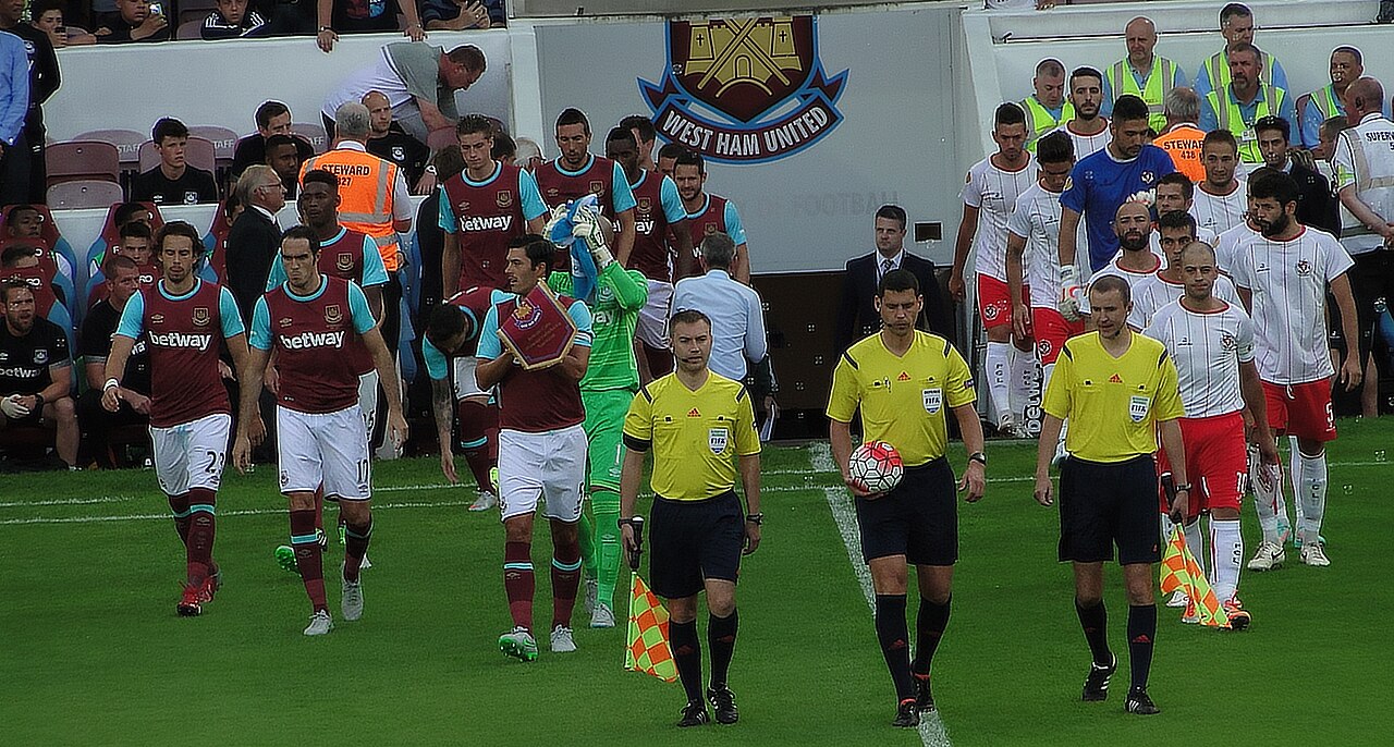 Các cầu thủ West Ham United thi đấu trên sân