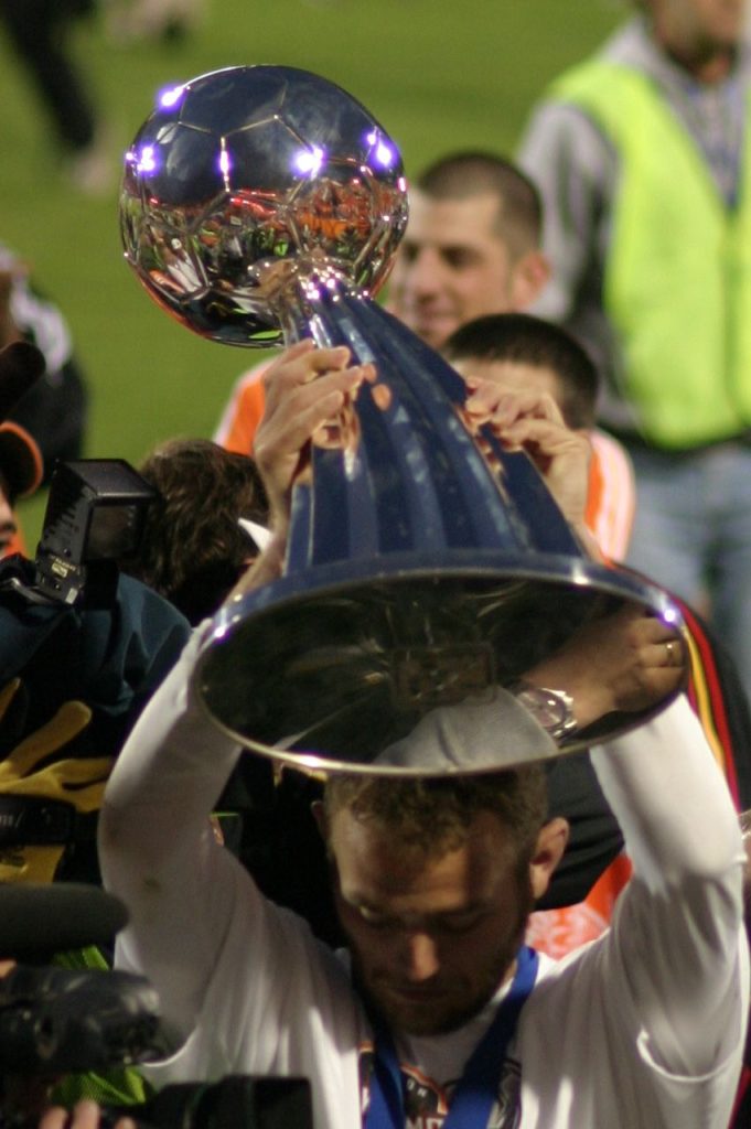 Cầu thủ cùng chiếc cúp MLS Cup, hình minh họa Major League Soccer