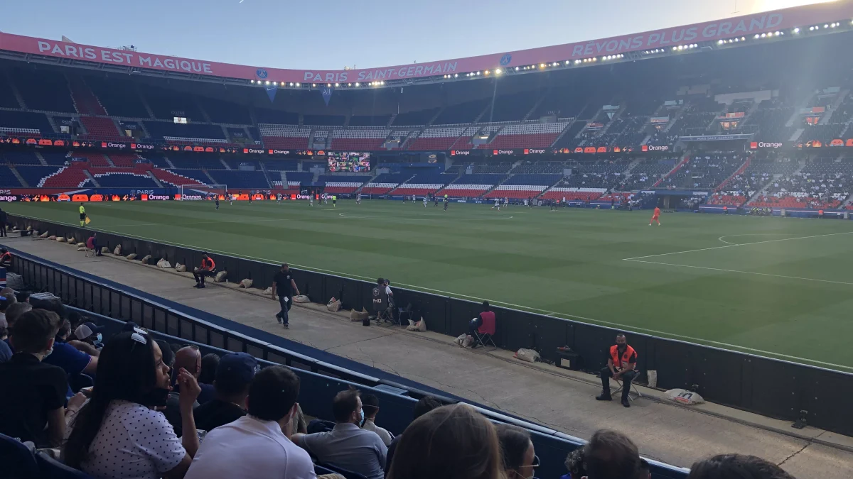 Cầu thủ PSG thi đấu trong một trận bóng đá tại Parc des Princes