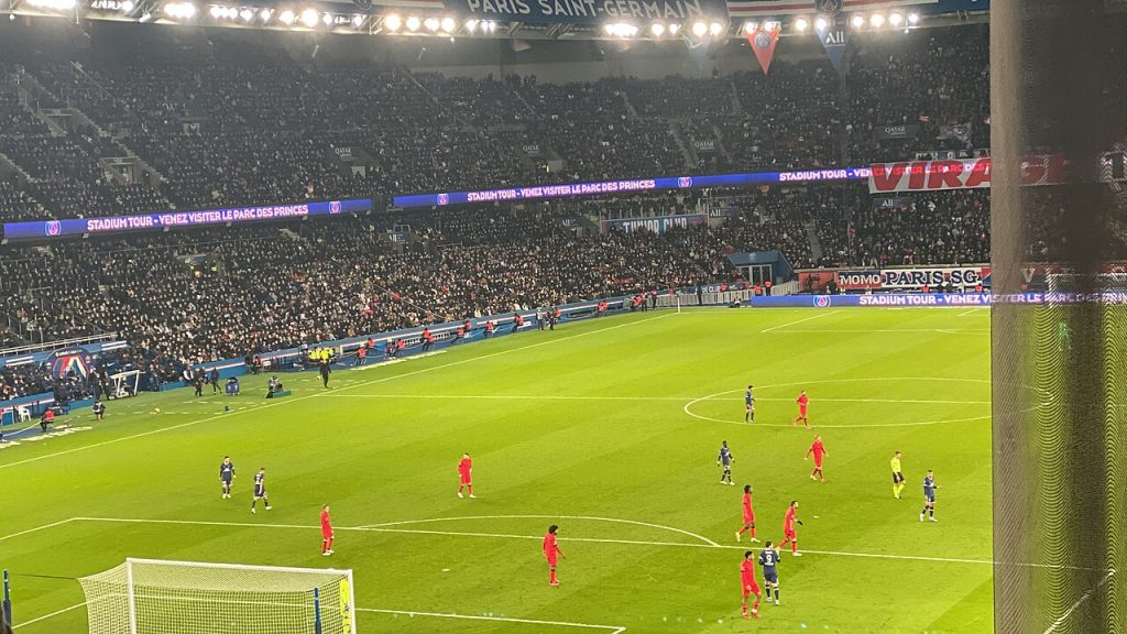 Khán đài Parc des Princes của PSG nhìn từ trong sân