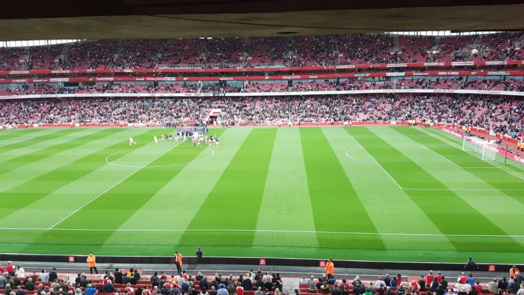 Khán đài Emirates Stadium trong ngày thi đấu Ngoại hạng Anh
