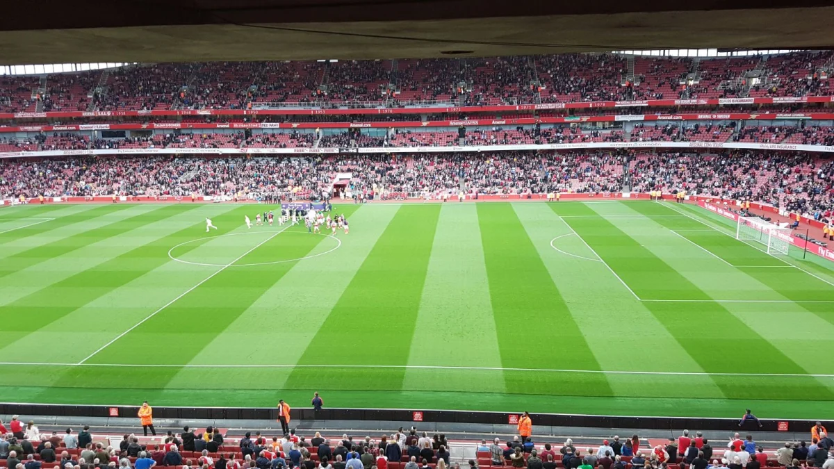 Khán đài Emirates Stadium trong ngày thi đấu Ngoại hạng Anh